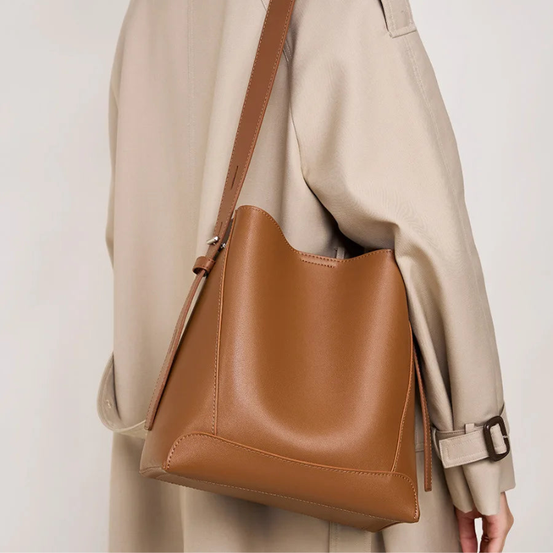 Bolsa-Feminina-de-Ombro-em-Couro-Modelo-casual-02