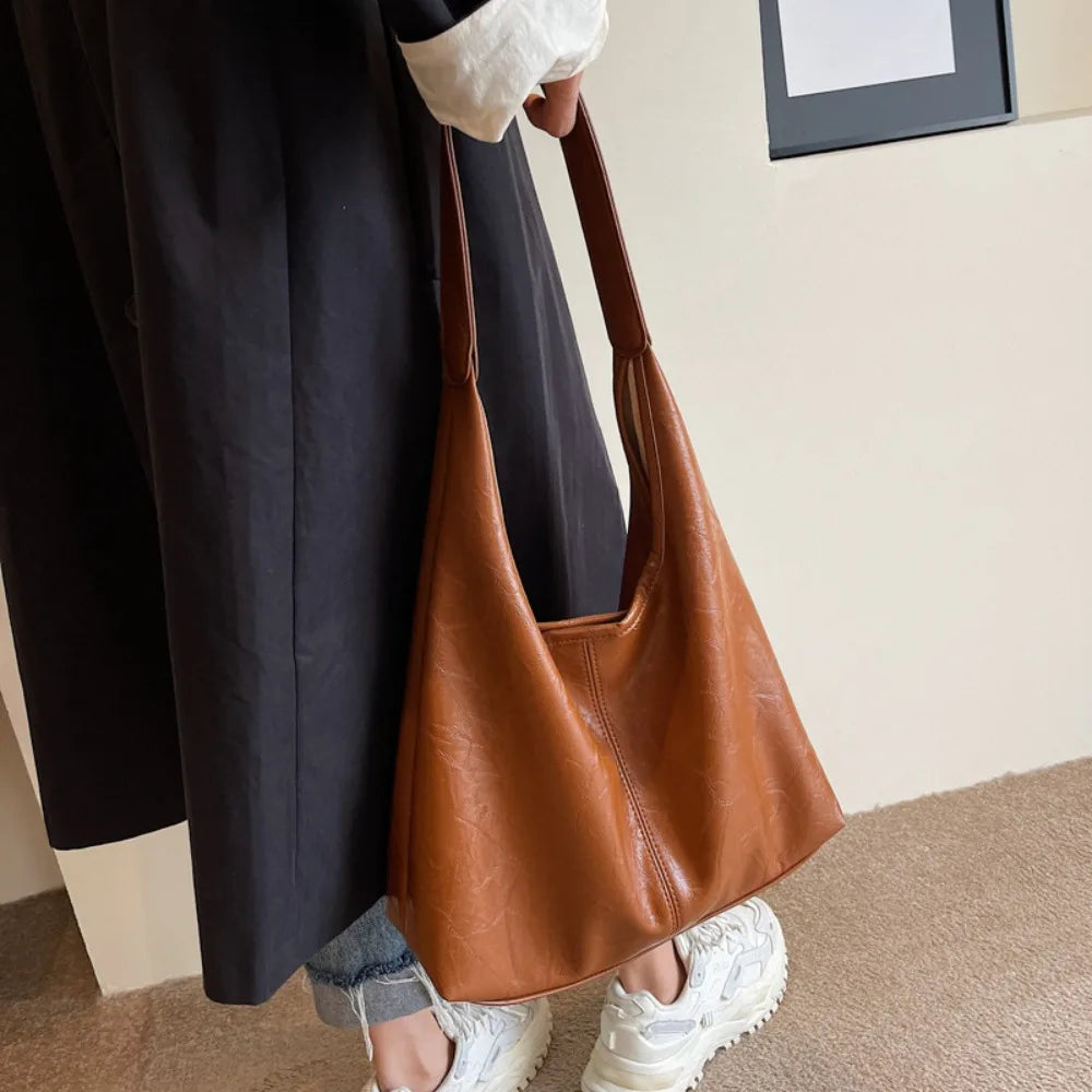 Bolsa Hobo Couro de Alça Grande - Feminina